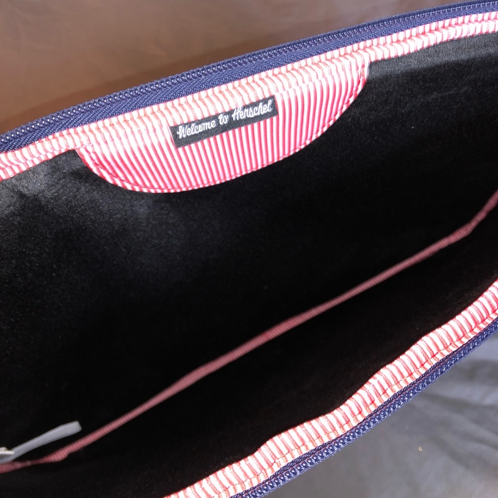 Herschel Laptop Sleeve! - Picture 2 of 6